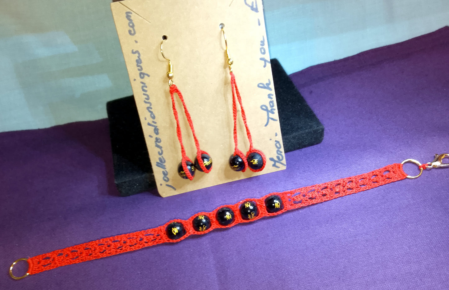 Ensemble bracelet boucles d'oreilles Bernadette rouge vermillon fait main en France perles d'onyx sculptées dragon doré crochet artisanal