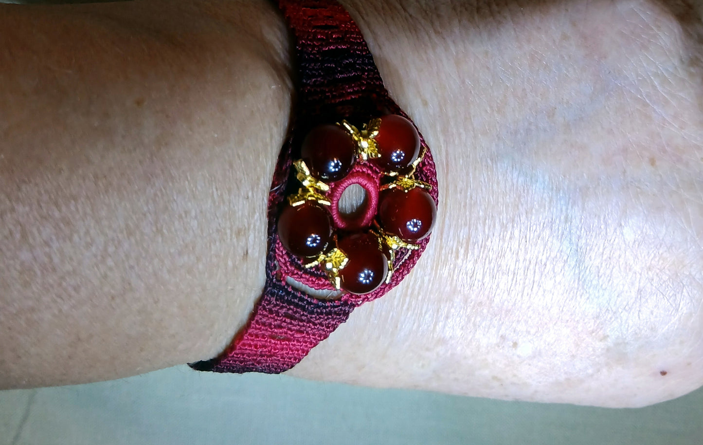 Ensemble bracelet et boucles d'oreilles Roze dégradé de rouge perles de grenat fait main France crochet artisanal