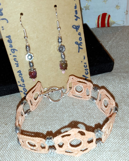 ensemble bracelet et boucles d'oreilles rose pâle  perles oeil du tigre multicolores fait main en France crochet artisanal