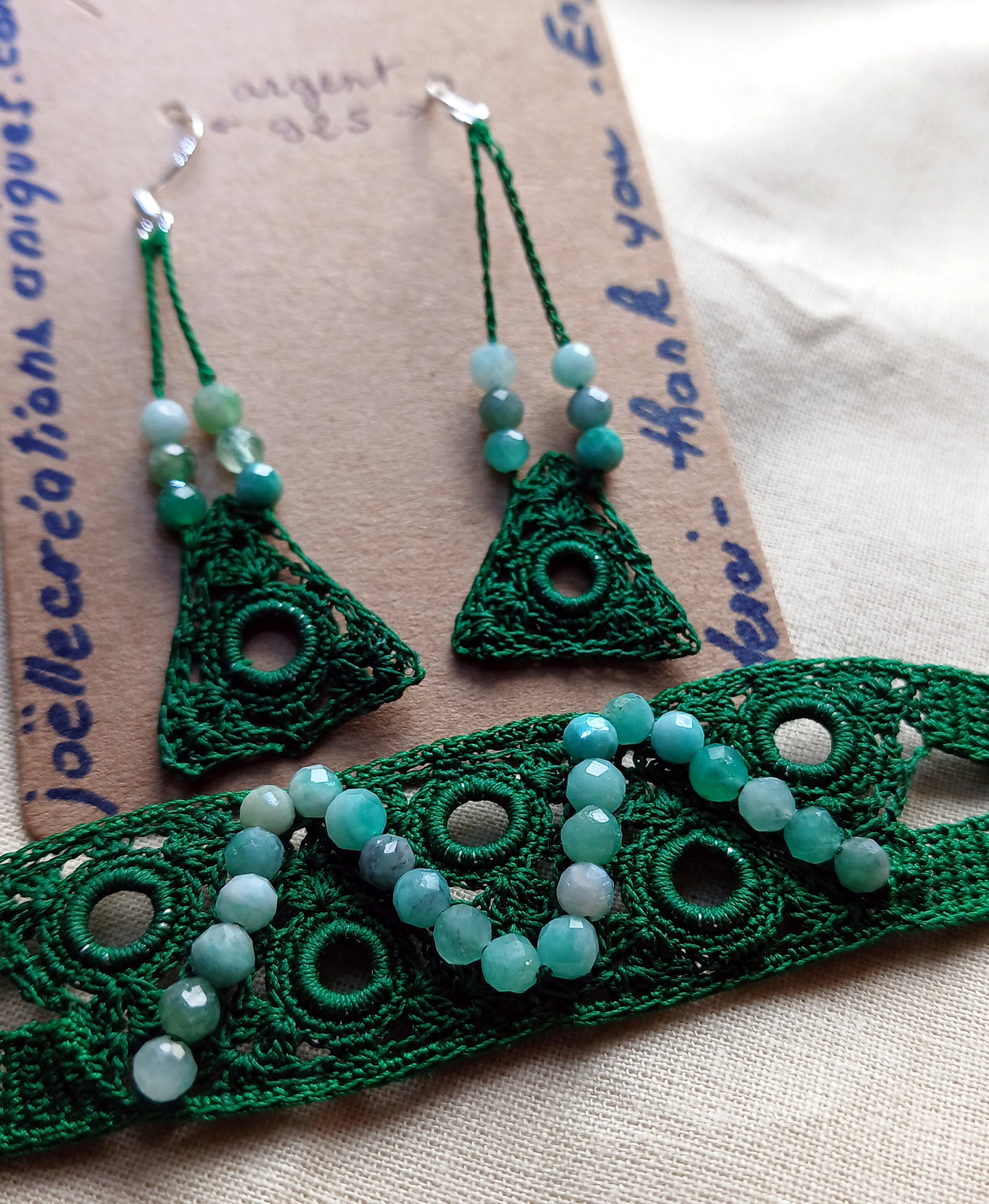 Ensemble Pétronille vert  perles d'émeraudes facétées fait main France crochet artisanal