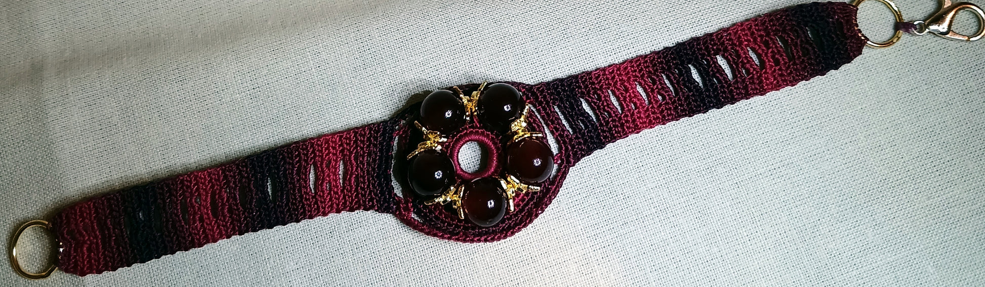 Ensemble bracelet et boucles d'oreilles Roze dégradé de rouge perles de grenat fait main France crochet artisanal