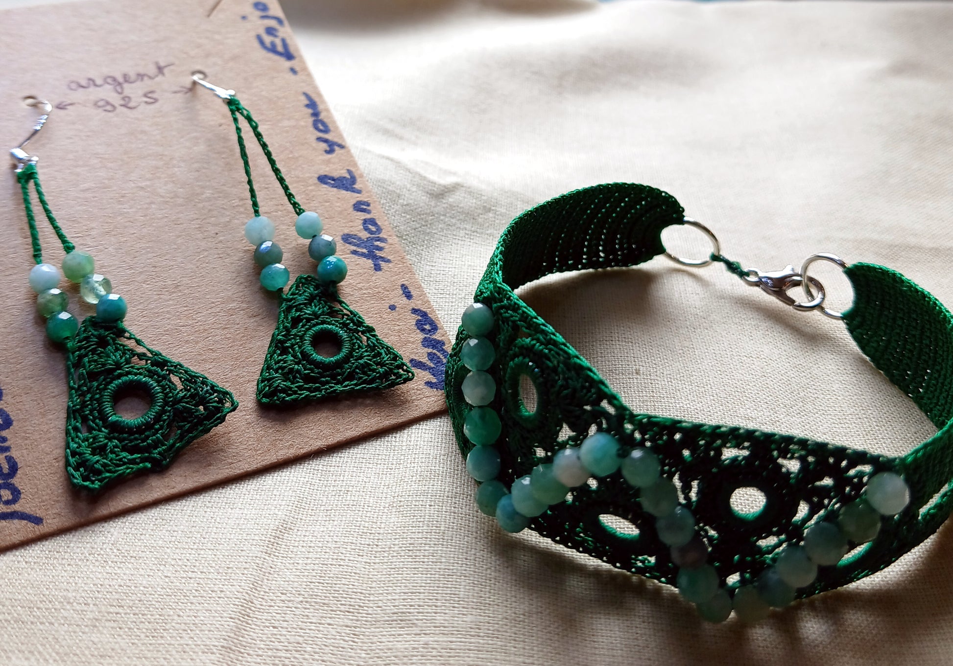 Ensemble Pétronille vert  perles d'émeraudes facétées fait main France crochet artisanal
