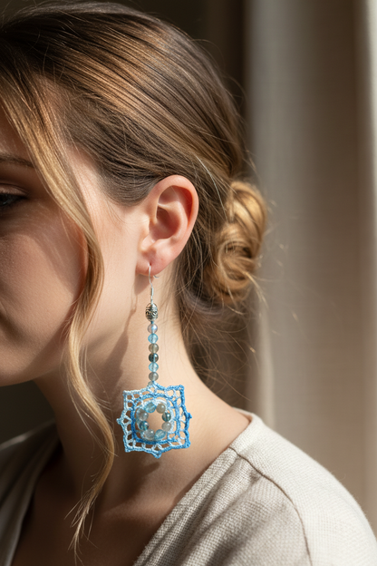 Boucles d'oreilles crochet dégradé bleu portées