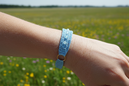 Bracelet bleu ciel aigues-marines porté lors d'une journée ensoleillée à la campagne