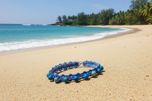 Bracelet bleu dégradé Phybie perles de jaspe - océan indien avec pins, plage et écume