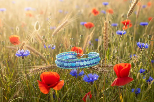 Bracelet Clothilde - dégradé de bleu et vert pâle - champs de fleurs sauvages avec coquelicots, bleuets et épis de blé