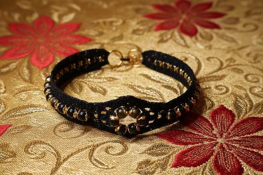 Bracelet noir perles d'obsidienne dorée avec fermoir homard - fond doré avec fleurs rouges