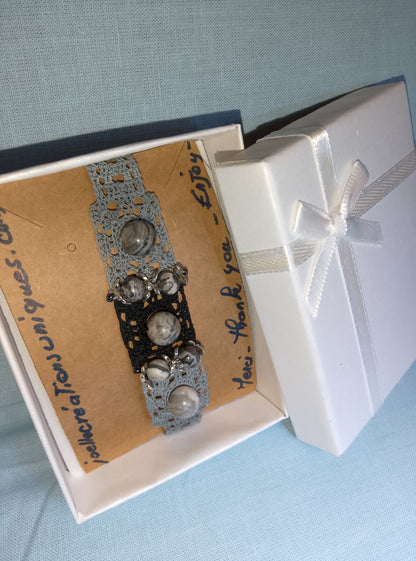 Bracelet gris et noir fait main France crochet artisanal perles de jaspe Picasso