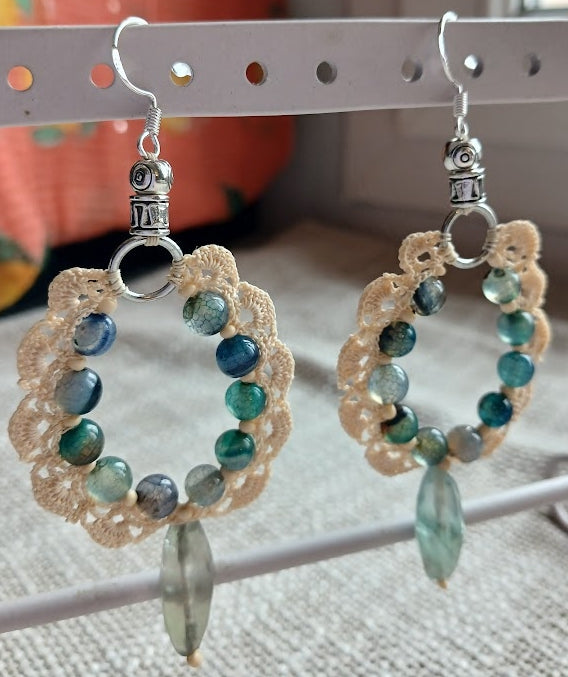 Boucles d'oreilles crochet coton beige, Tourmaline bleue & verte et pendant Fluorine