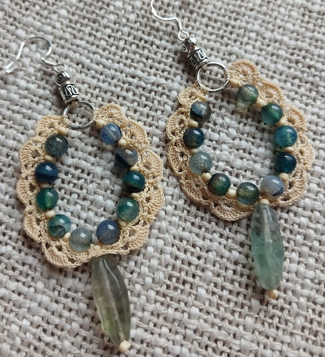 Boucles d'oreilles crochet coton beige, Tourmaline bleue & verte et pendant Fluorine