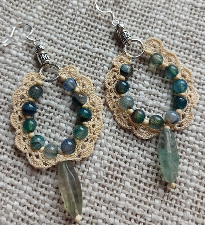 Boucles d'oreilles crochet coton beige, Tourmaline bleue & verte et pendant Fluorine