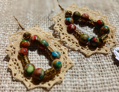 Boucles d'oreilles crochet coton beige — Jaspe Sea Sediment — Doré