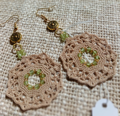 Boucles d'oreilles crochet coton beige — Péridot — Doré