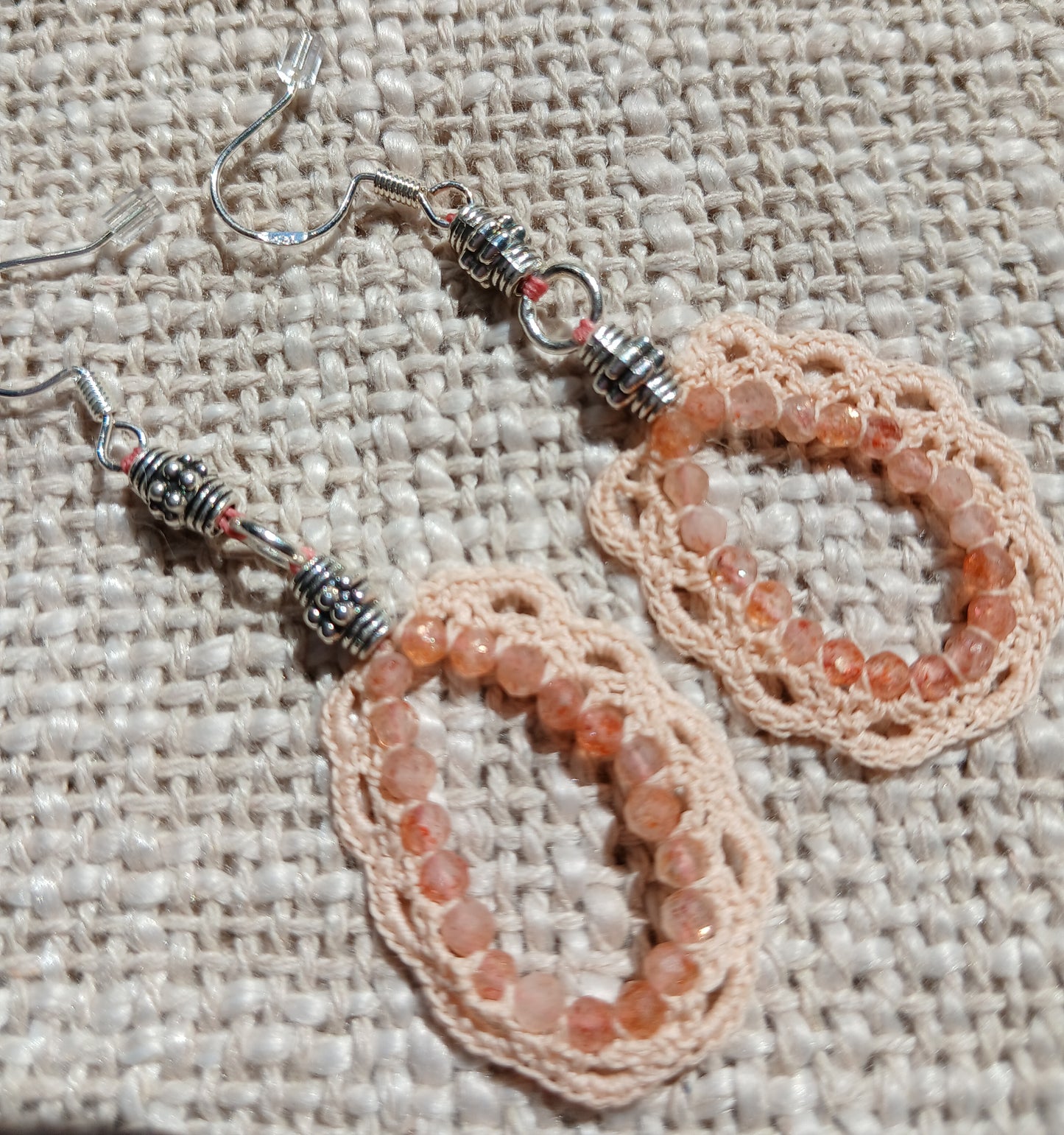 Boucles d'oreilles crochet coton beige — Pierre de soleil — Argent 925