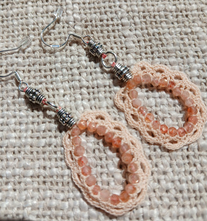 Boucles d'oreilles crochet coton beige — Pierre de soleil — Argent 925
