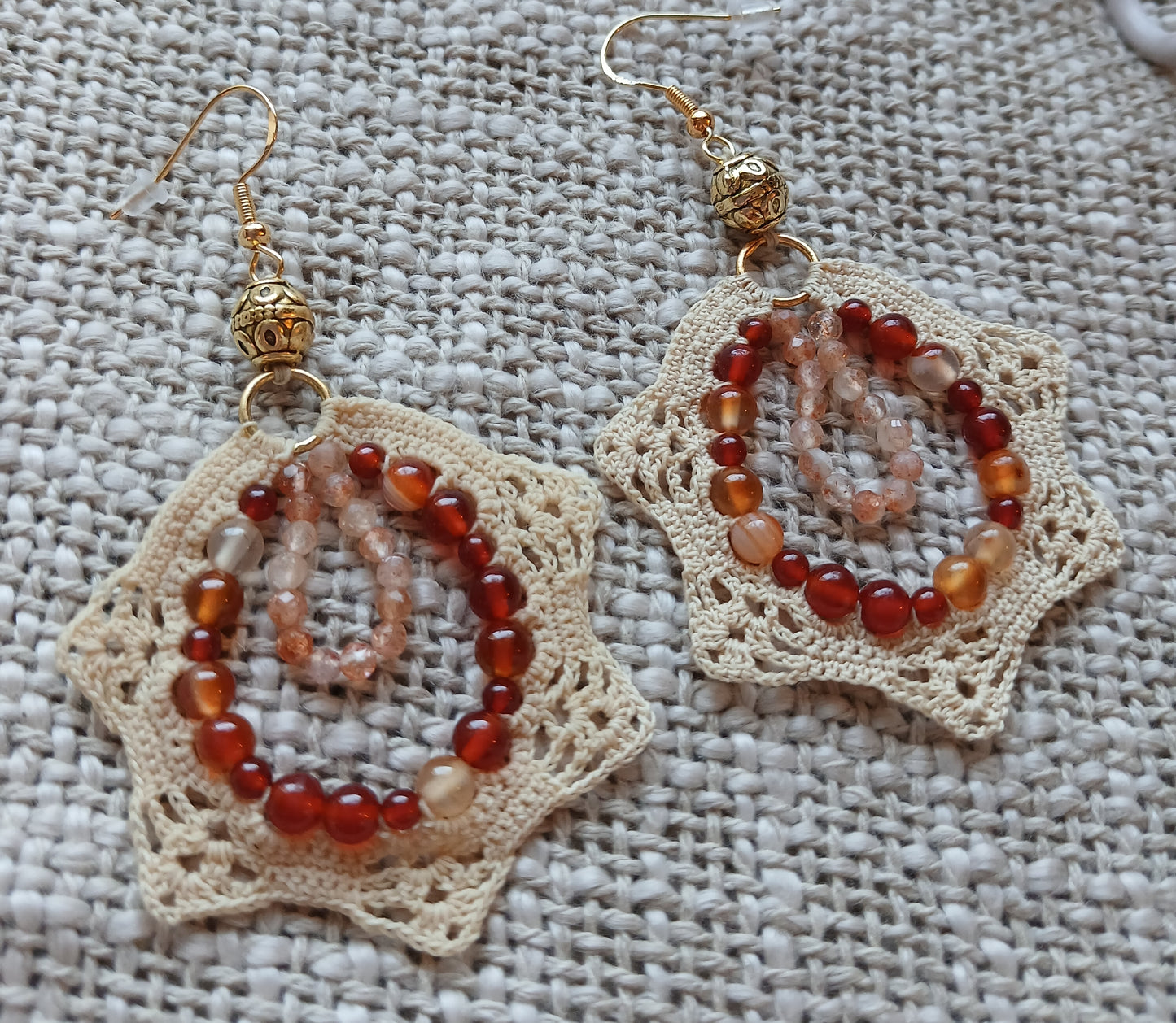 Boucles d'oreilles crochet Cornaline & Pierre de Soleil — Beige doré