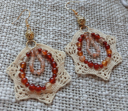 Boucles d'oreilles étoilées au crochet beige avec perles de Cornaline rouge-orangé et perles de Pierre de Soleil dorées, crochets plaqués or 925