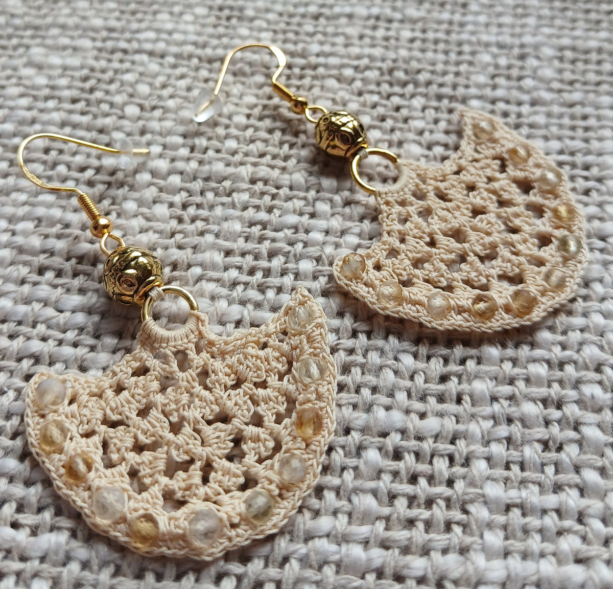Boucles d'oreilles demi-lune au crochet en coton beige avec perles de citrine facettées intégrées, finition dorée
