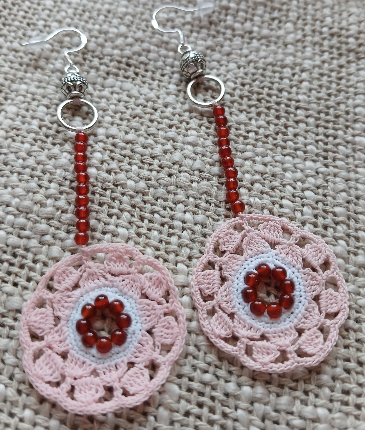 Boucles d'oreilles fleur au crochet – Coton blanc & rose pâle, perles de cornaline rouge