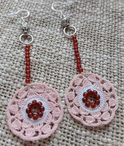 Boucles d'oreilles fleur au crochet – Coton blanc & rose pâle, perles de cornaline rouge