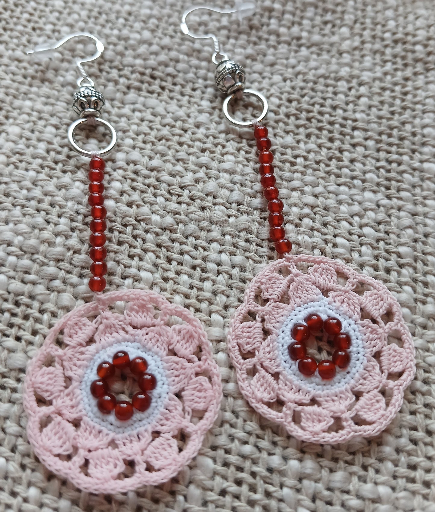 Boucles d'oreilles longues au crochet : médaillon floral en coton blanc et rose pâle avec cœur de perles de cornaline rouge, tige de perles rouges et crochet en argent 925 avec perle métallique ciselée