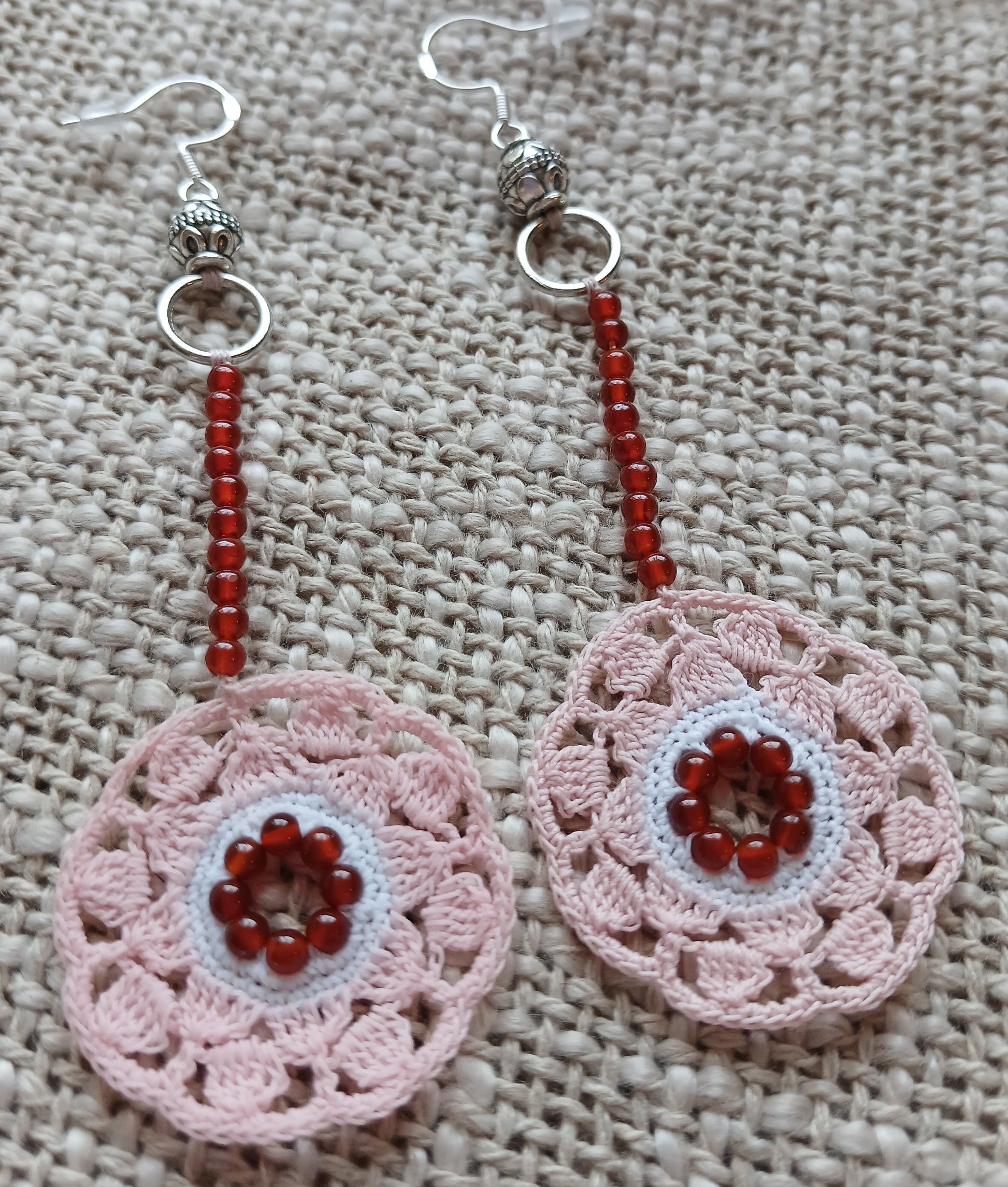 Boucles d'oreilles longues au crochet : médaillon floral en coton blanc et rose pâle avec cœur de perles de cornaline rouge, tige de perles rouges et crochet en argent 925 avec perle métallique ciselée