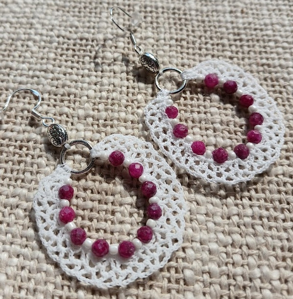 Boucles d'oreilles Rubis facettés – Crochet coton blanc