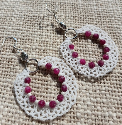 Boucles d'oreilles Rubis facettés – Crochet coton blanc
