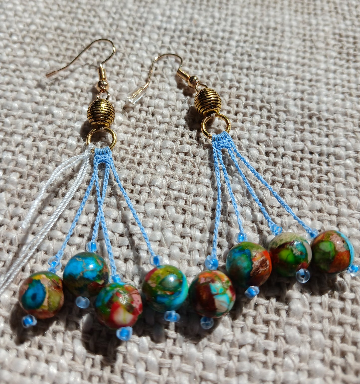 Boucles d'oreilles cascade 4 fils crochet coton bleu ciel avec perles de jaspe Sea Sediment multicolore, micro-perles bleues et tube doré ciselé