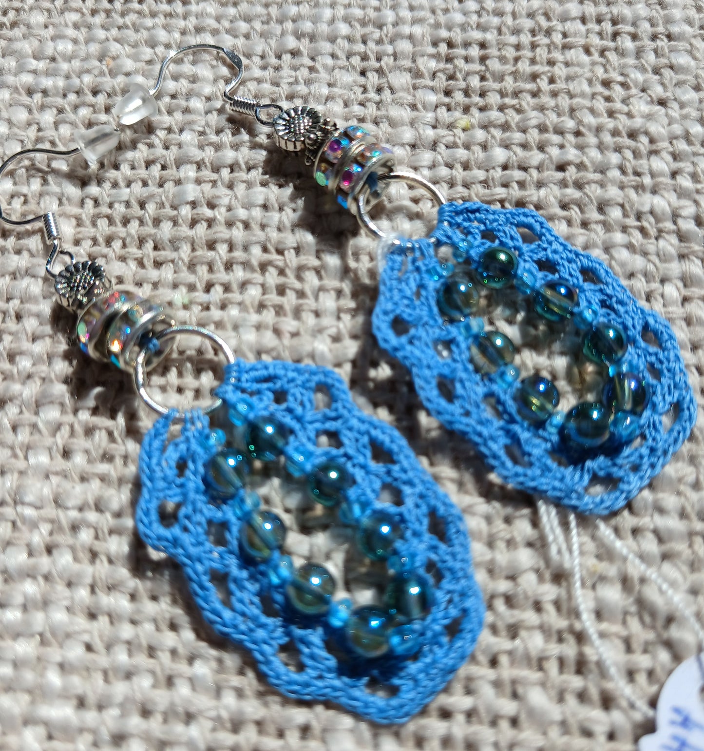 Boucles d'oreilles créole ovale crochet coton bleu ciel avec perles d'Aqua Aura irisées en couronne et rondelle strass arc-en-ciel argentée