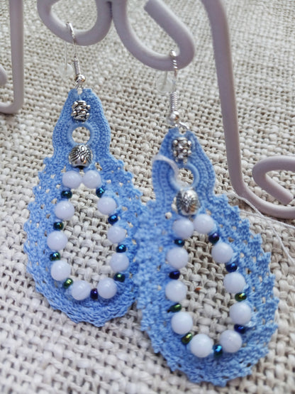 Boucles d'oreilles pendantes — Crochet bleu ciel, calcédoine & rocailles irisées