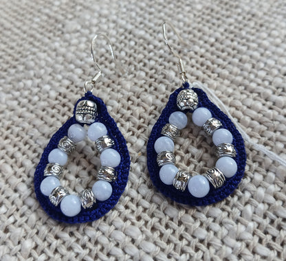 Boucles d'oreilles goutte — Crochet bleu marine, calcédoine & argenté tibétain
