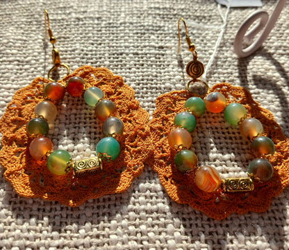 Boucles d'oreilles Crochet Brun Doré – Agate Paon