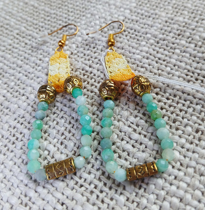 Boucles d'oreilles pendantes — Crochet jaune dégradé & franges émeraude facettée