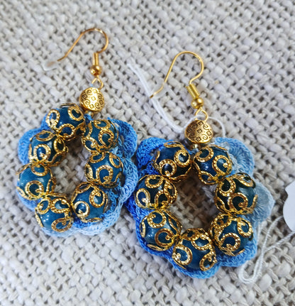 Boucles d'oreilles crochet coton dégradé bleu — Apatite — Coupelles dorées