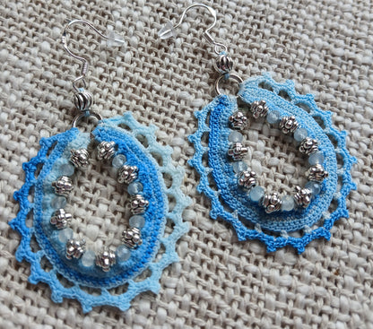 Boucles d'oreilles créoles au crochet – Coton dégradé bleu & perles d'aigue-marine facettées