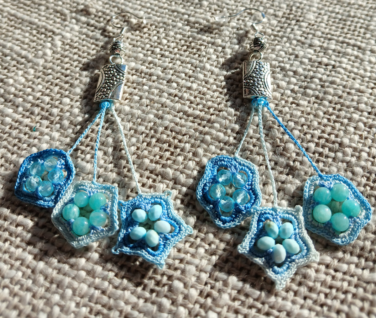 Boucles d’oreilles coton dégradé bleu, Amazonite, Turquoise & Topaze bleue