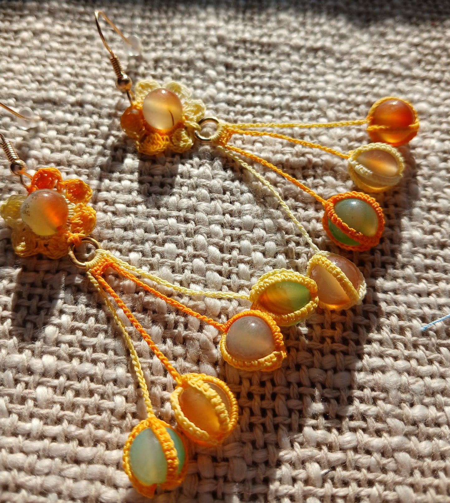 Boucles d'oreilles crochet fleur coton jaune – Agate paon & 4 pendeloques