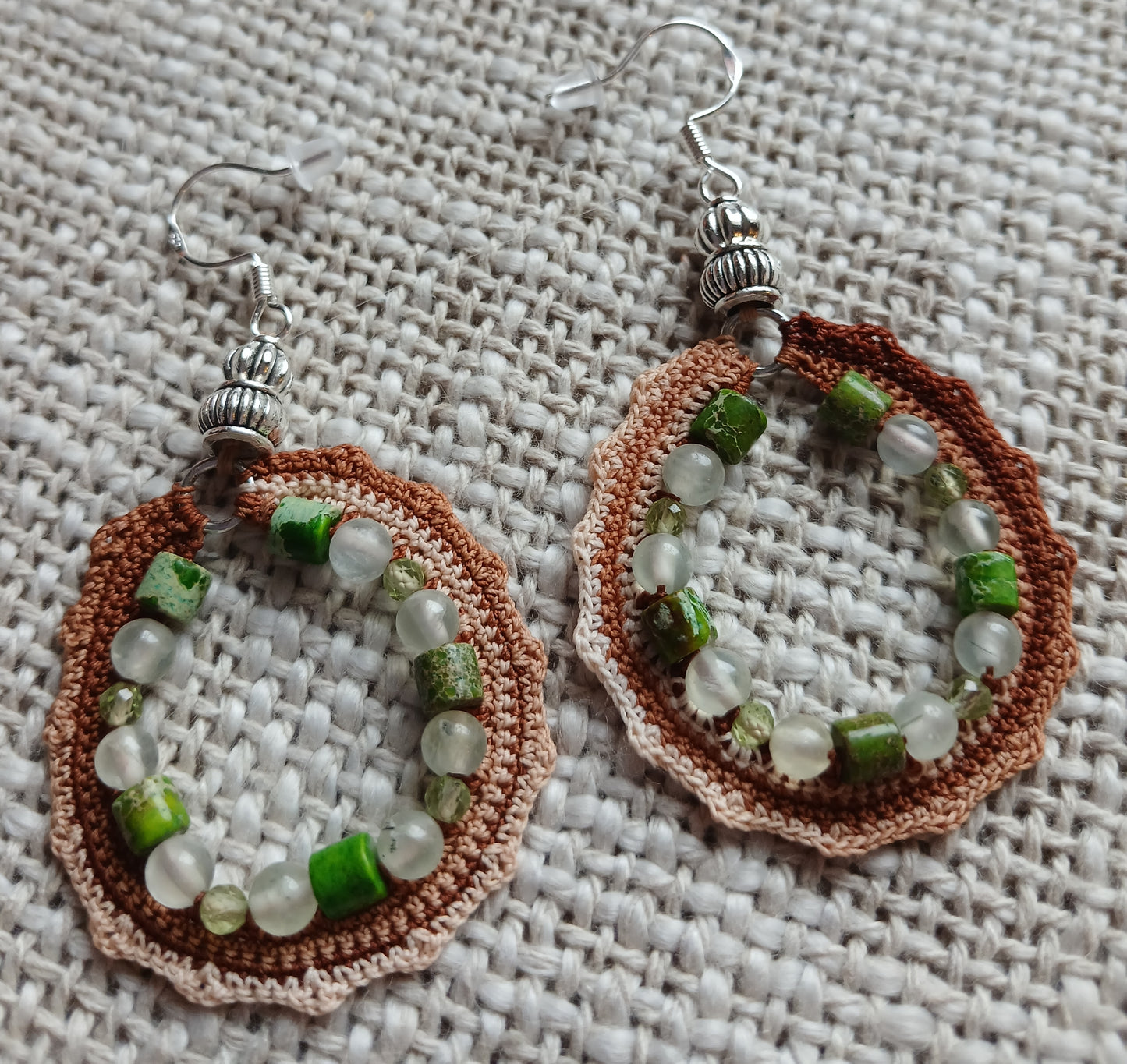 Boucles d'oreilles crochet coton dégradé marron & beige, Jaspe impérial, Péridot & Préhnite