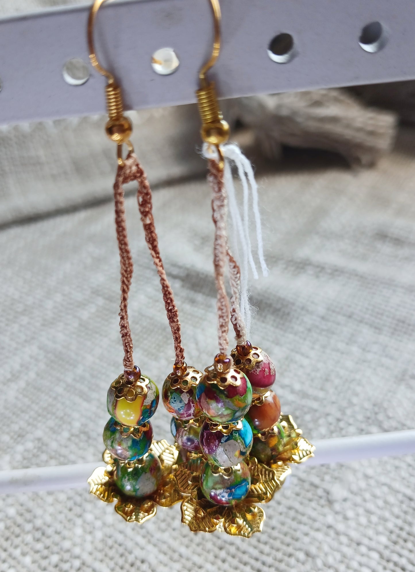 Boucles d'oreilles pendantes — Crochet brun-beige, jaspe sea sediment & fleur dorée
