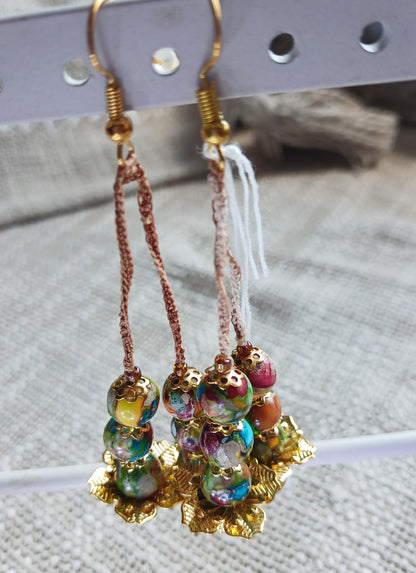 Boucles d'oreilles pendantes — Crochet brun-beige, jaspe sea sediment & fleur dorée