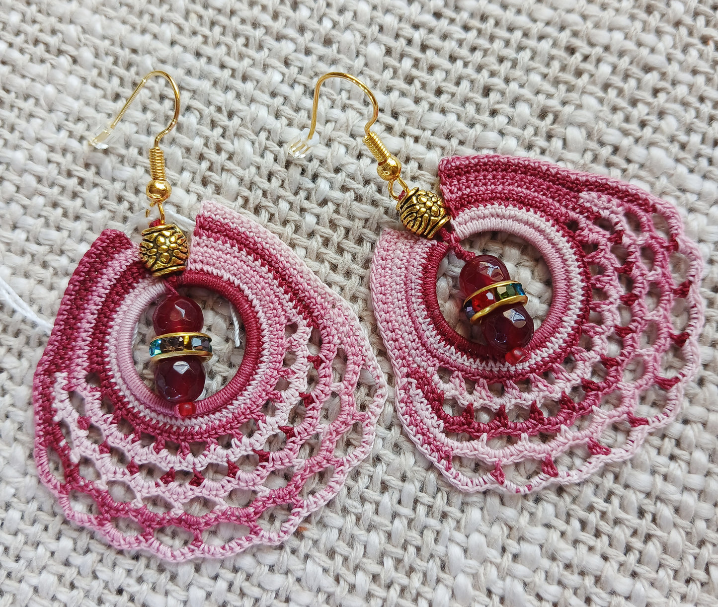 Boucles d'oreilles éventail — Crochet rose dégradé, rubis & strass doré