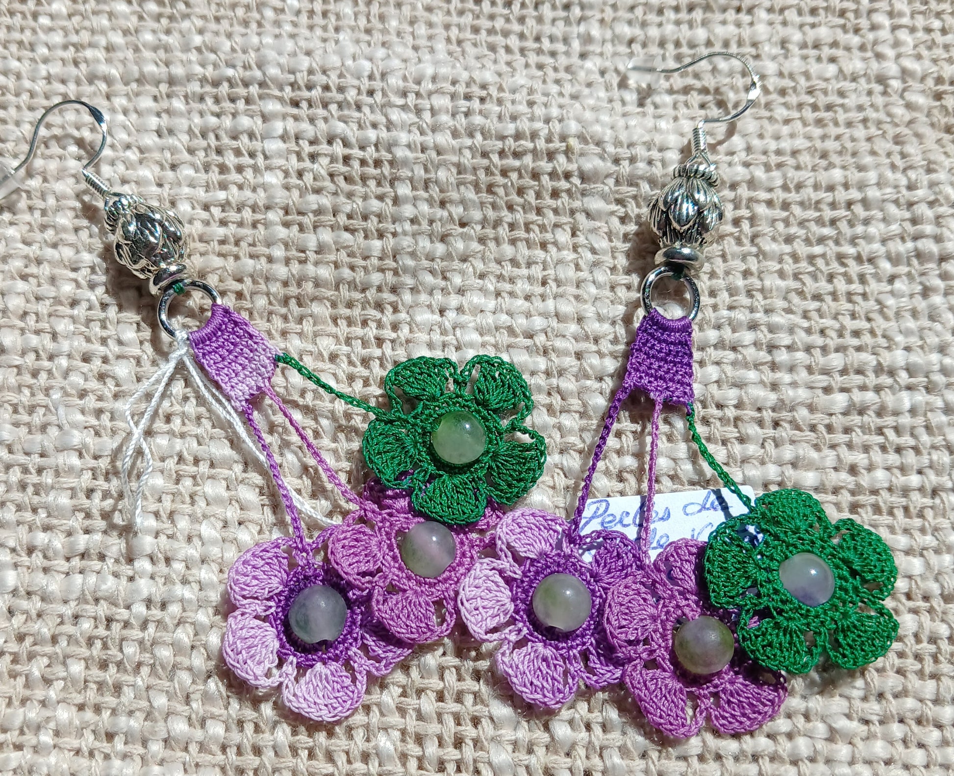 Boucles d'oreilles fleurs superposées crochet coton bicolore violet et vert avec perles de jade violet et apprêts argentés