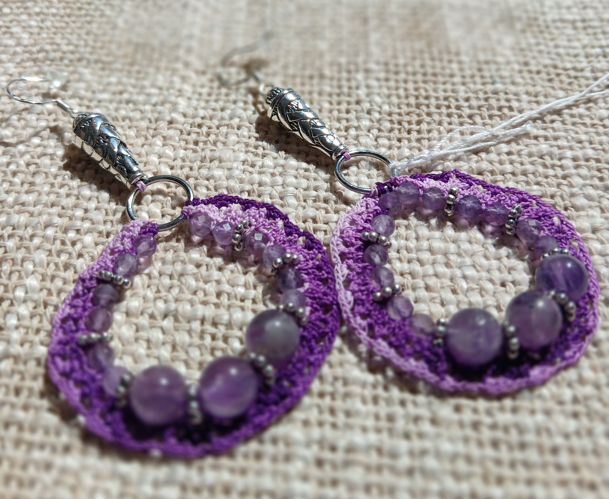 Boucles d'oreilles goutte crochet coton dégradé violet avec perles d'améthyste facettées et rondes et apprêts argentés ciselés