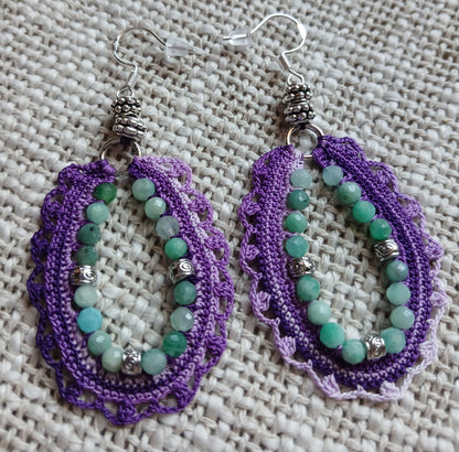 Boucles d'oreilles crochet grand anneau ovale festonné dégradé violet-lavande avec perles d'émeraude facettées vert menthe et argent 925