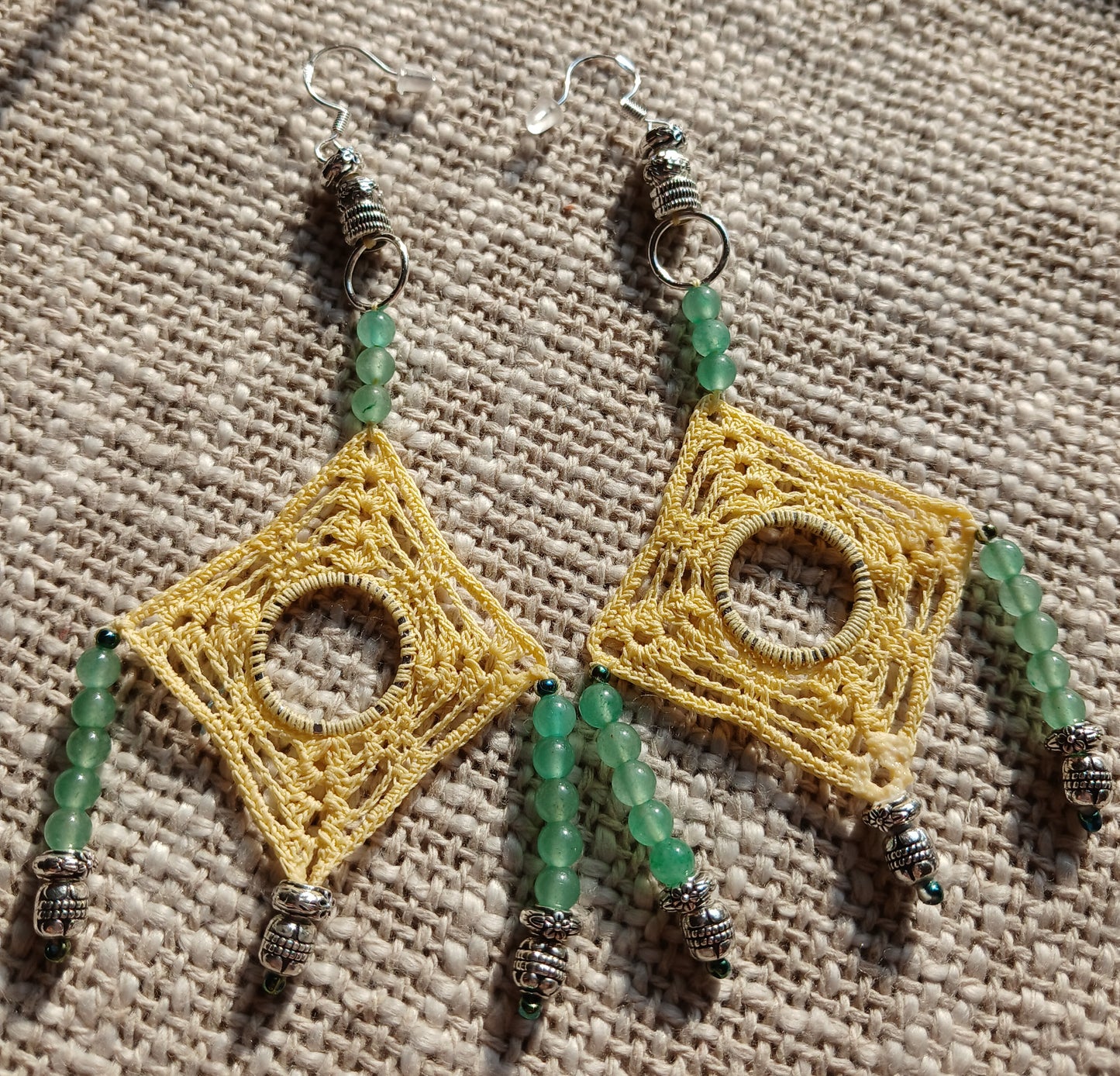 Boucles d'oreilles crochet coton jaune pâle & aventurine verte