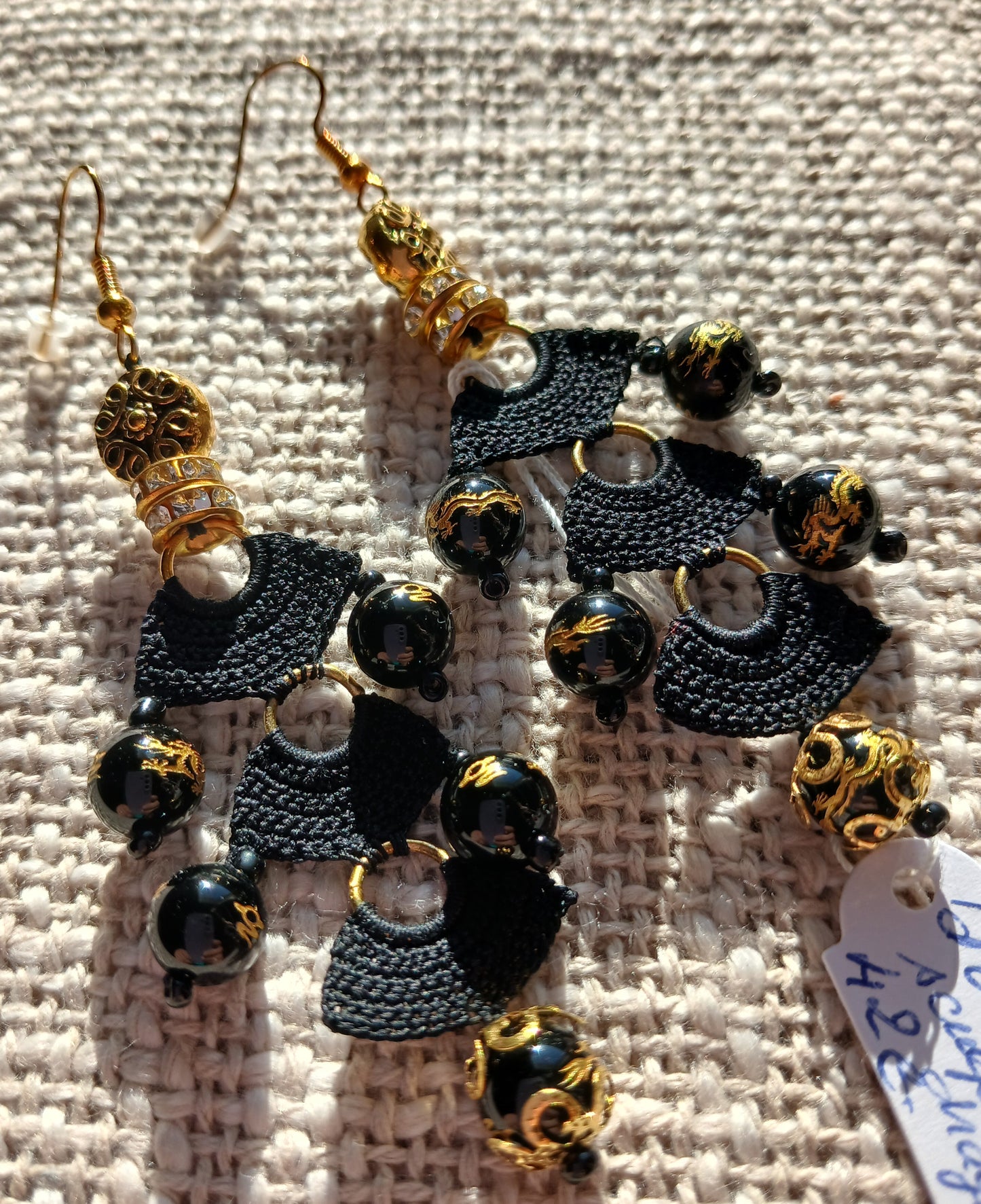 Boucles d'oreilles Crochet Noir – Perles d'Onyx Sculpté Dragon Doré & Strass