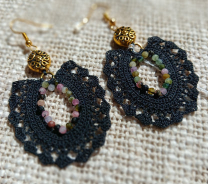 Boucles d'oreilles crochet coton noir — Tourmaline rose — Doré