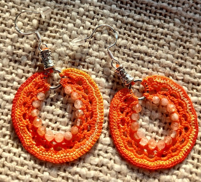 Boucles d'oreilles coton orange dégradé & perles de pierre de soleil