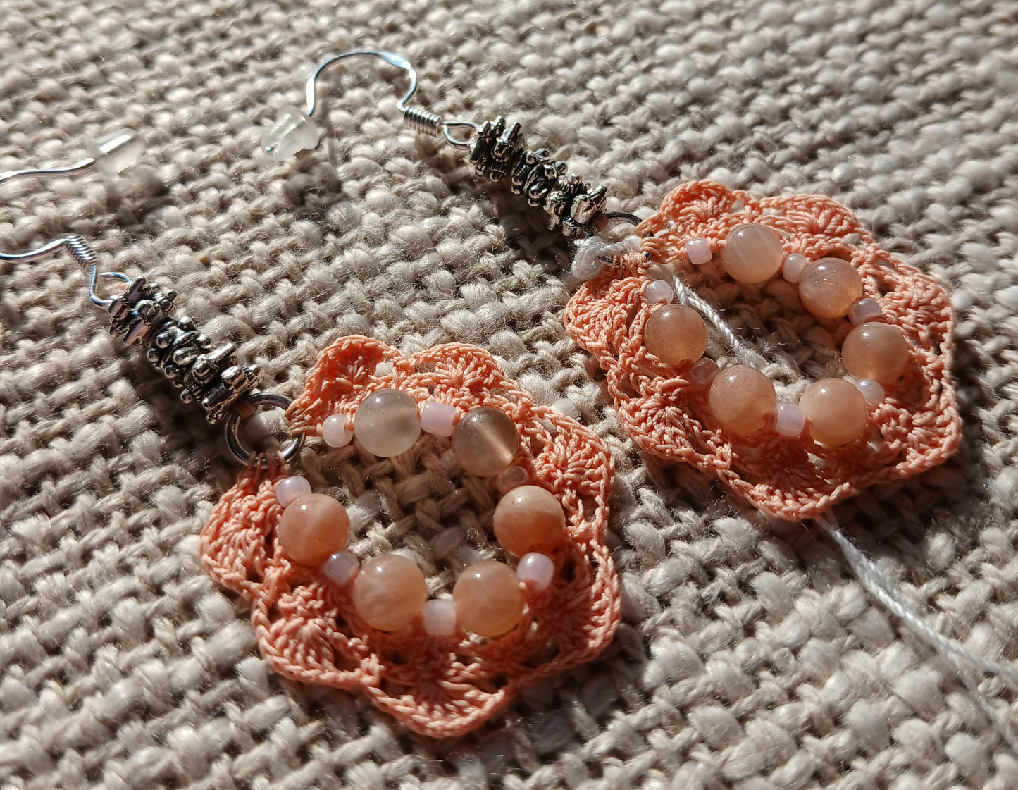 Boucles d'oreilles crochet coton orangé — Pierre de lune rose — Argent 925